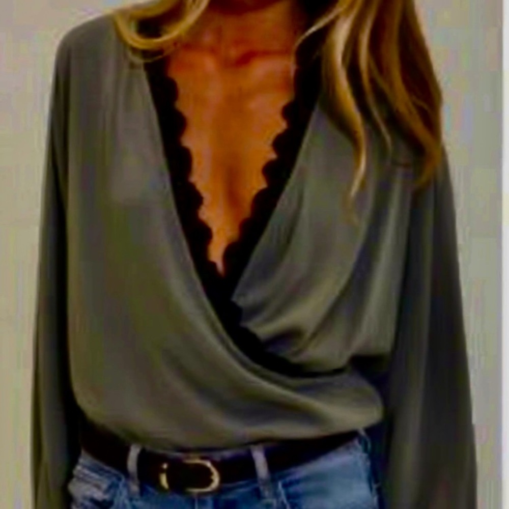 CHRISTMAS SALE $17until Dec25 Heather’s closet Plunging V-Neck Snap Closure Bod